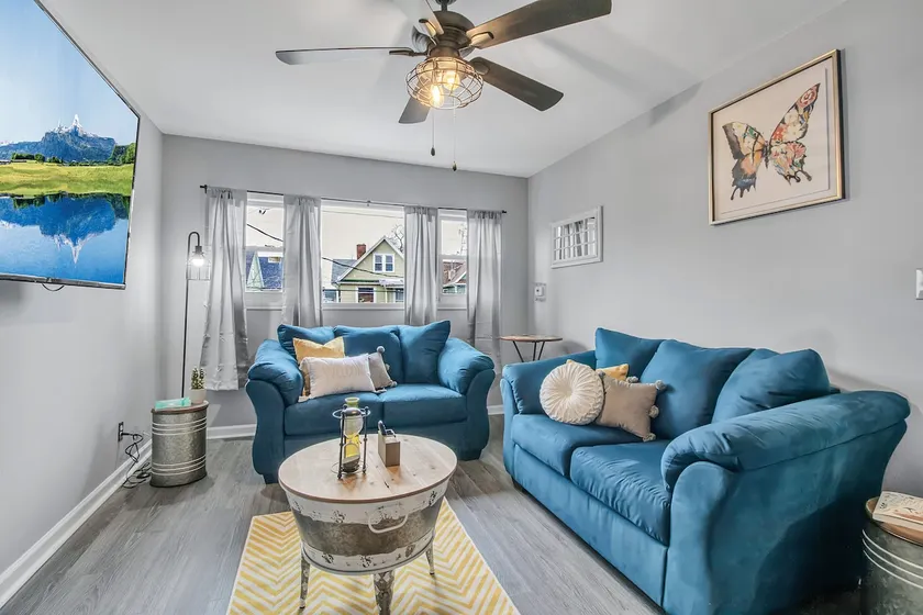 Comfy Cozy three bedroom apartment - Image 1