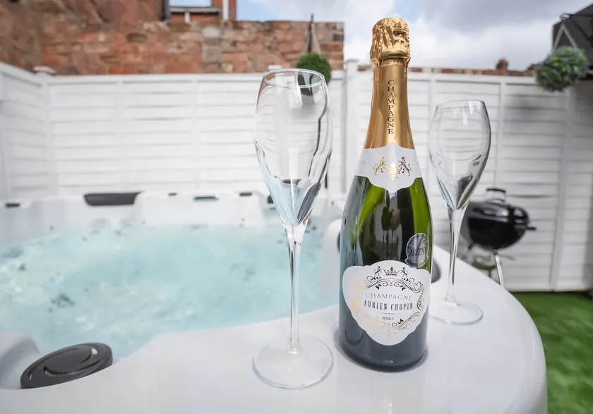 Amberley House - with Hot Tub + Free Parking - Image 1