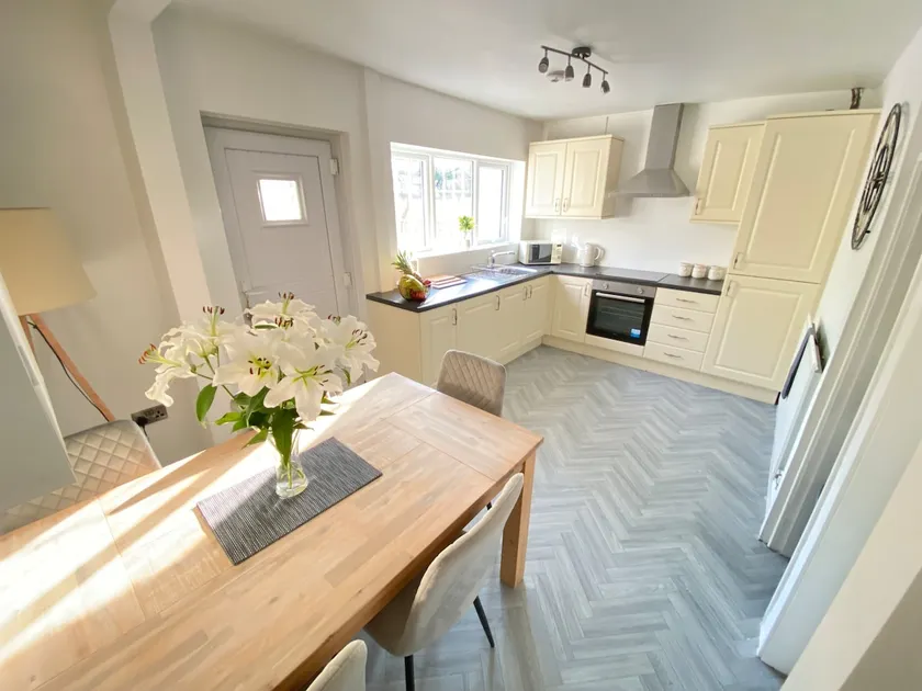 Sleeps 5/Stoke On Trent/Alton Towers/Waterworld - Image 1