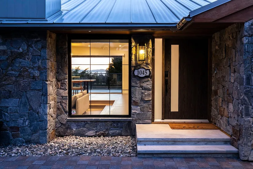 Luxury, Stylish Spacious West Van w/ocean Mt. View - Image 1