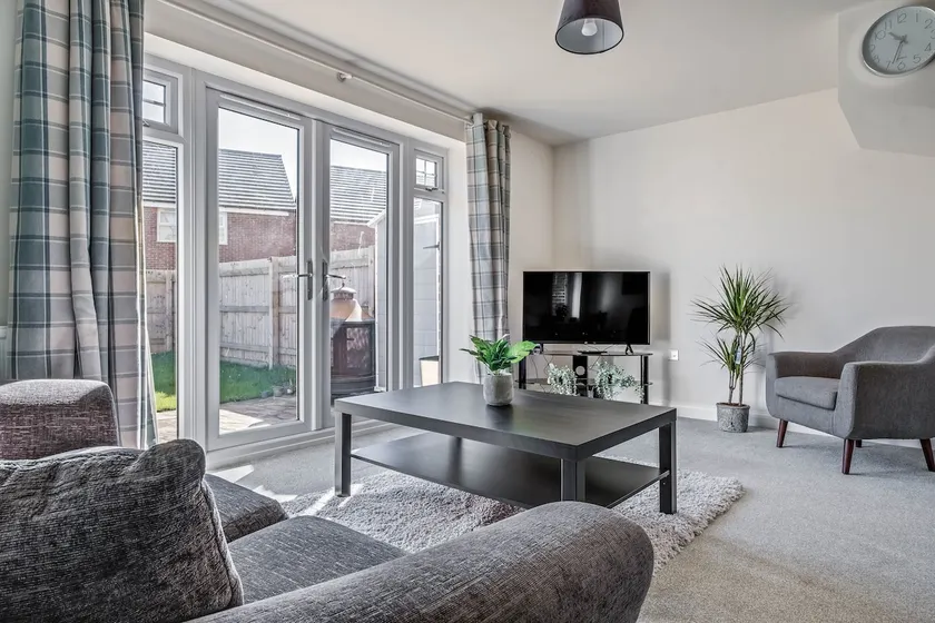 Beautiful and comfortable home away from home with free parking, fast wifi and white crisp hotel standard linen hosted by Our Home Short Stays - Image 1