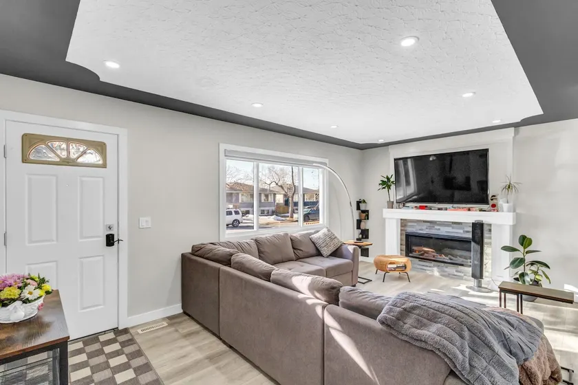 Stylish 3 Bedroom - Close to Downtown & Airport! - Image 1