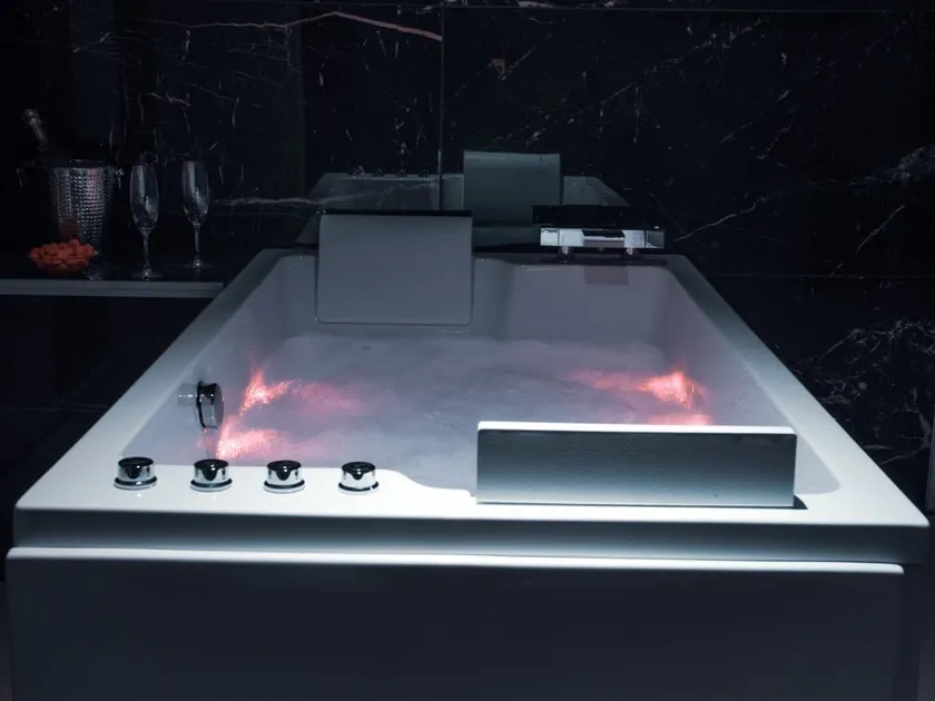 Modern, air-conditioned LoveRoom: private Jacuzzi/sauna - Image 1