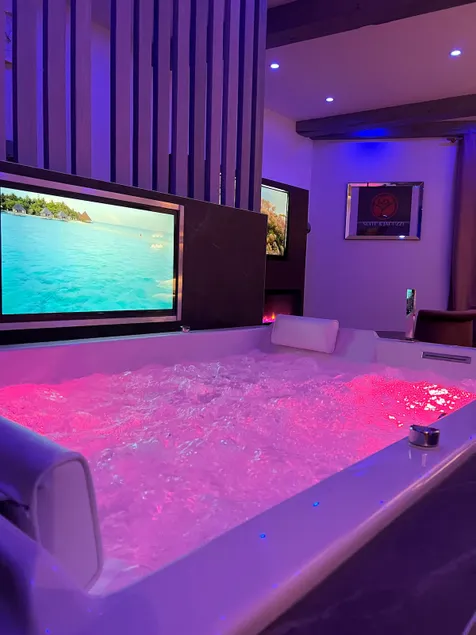 Chic & Jacuzzi - Image 1