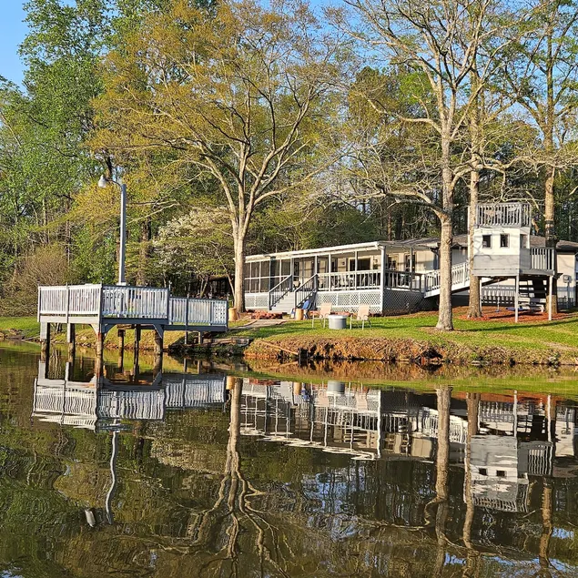 Peaceful Pond Retreat - Image 1