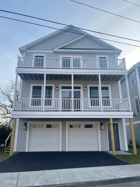 Beautiful Water Views! 1 house from beach - Image 1