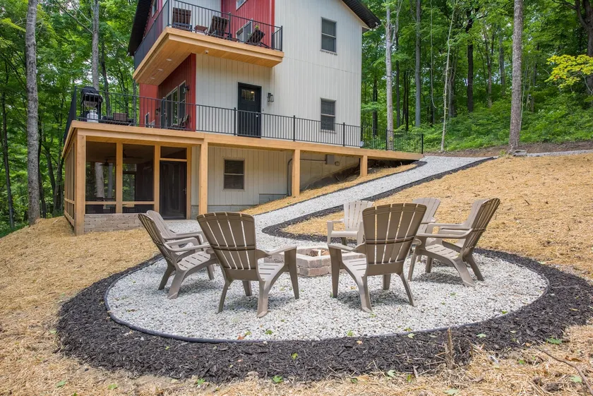 Modern luxury cabin with hot tub - Image 1