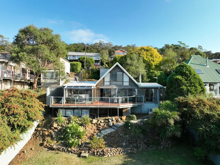 Breathtaking water views; 7 beds; 2.5 bathrooms - Image 1