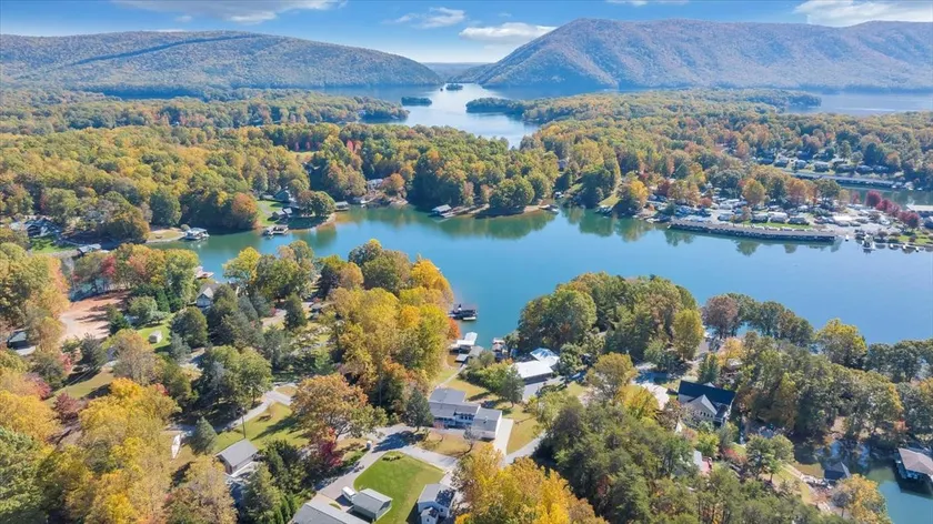 Spacious lakefront home with private boat dock - Image 1