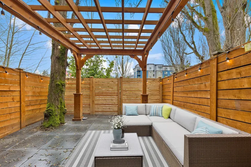 Modern 3BR Townhouse Patio & Pet-Friendly Comfort - Image 1