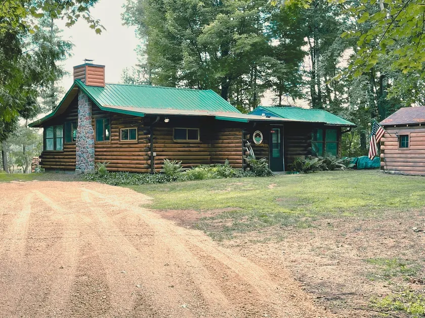 Lakeside log cabin with sandy beach - Image 1