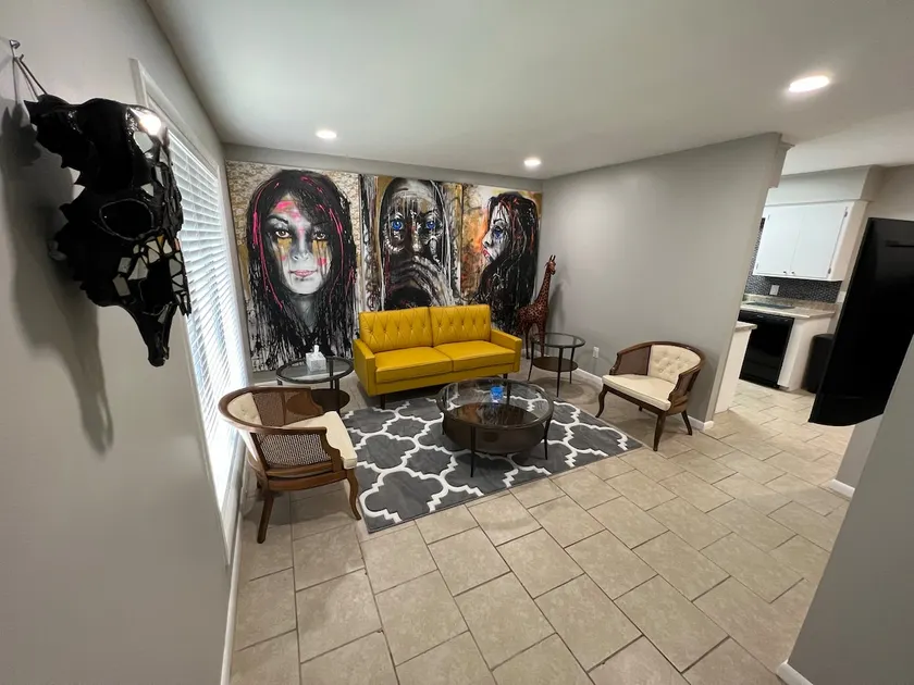 Artsy Centrally Located Duplex | 2 bed/1 bath - Image 1