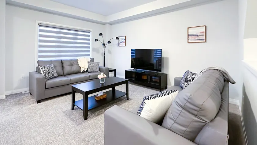 6 BEDS - Up to 12 People- 15 Mins To The Falls - Image 1