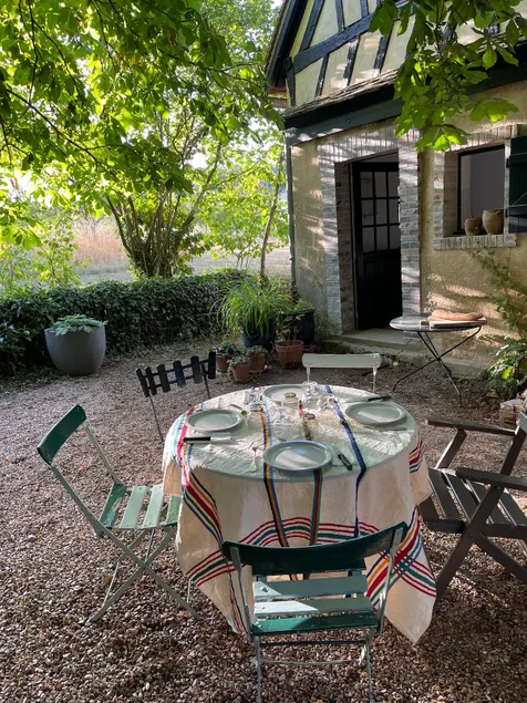 Small semi-detached cottage, large garden. - Image 1