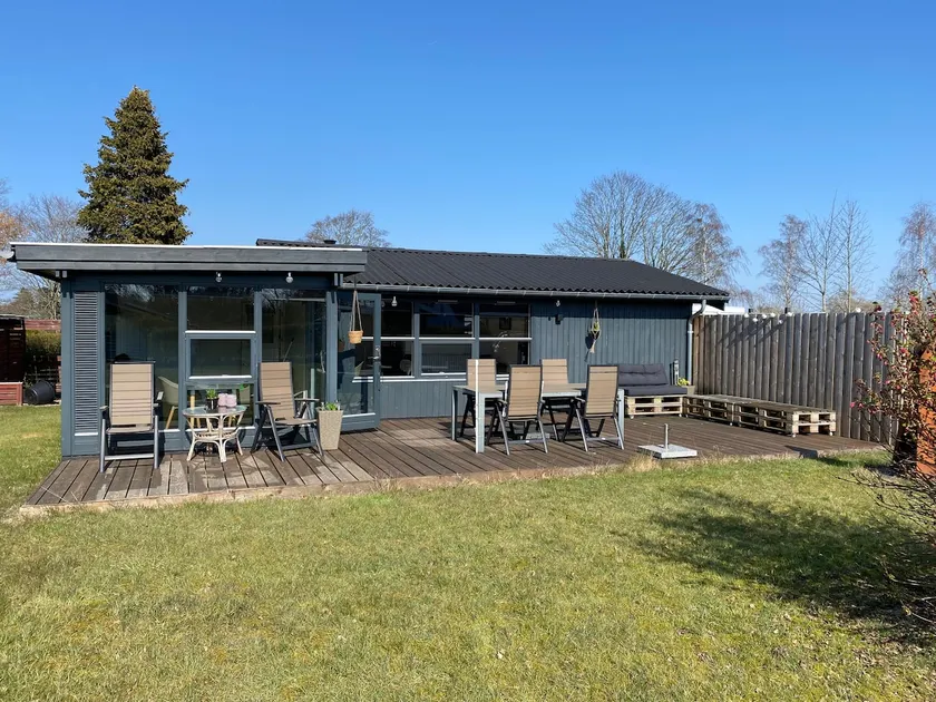 Summer house in a quiet setting - Image 1