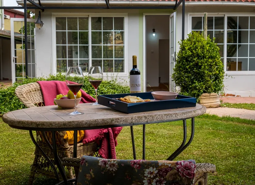 A garden among vineyards, for 6 - Image 1