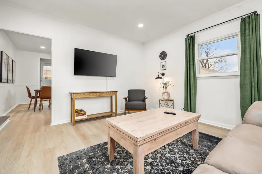 Casa de Vincent with KING Casper Bed - Image 1