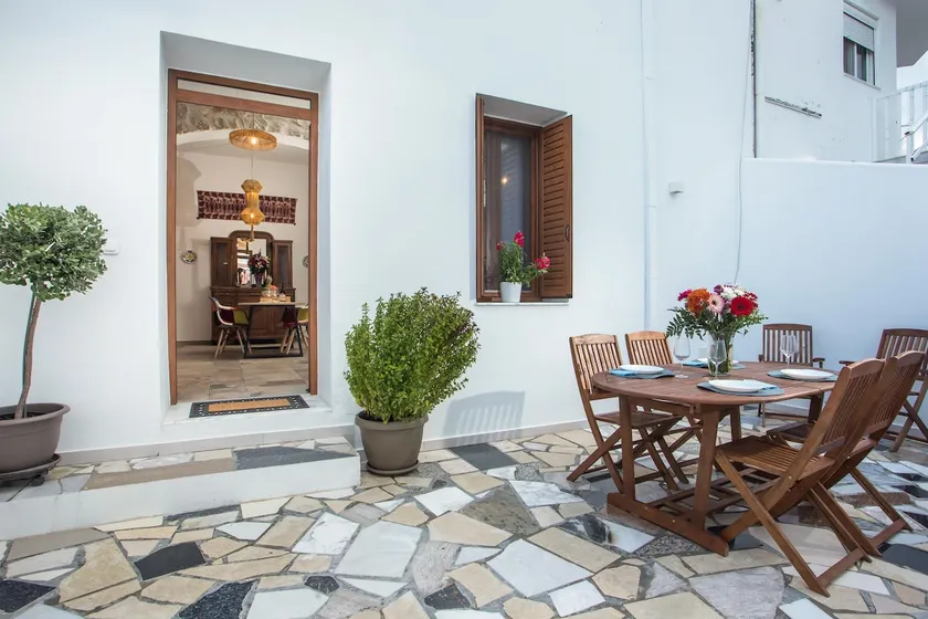 Traditional Loft House of Wines - Image 1