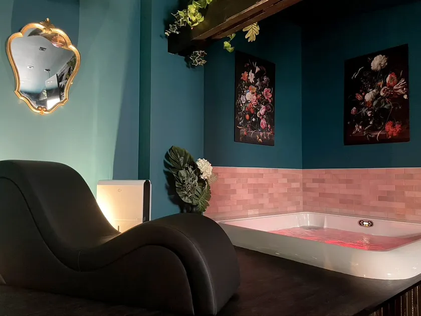 Le Boudoir, suite with private indoor hot tub - Image 1