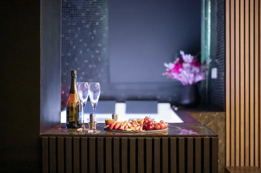 Romantic night Suite & Jacuzzi - Image 1