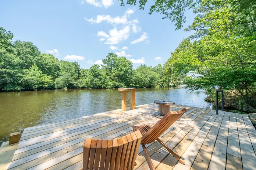 Cozy Cottage: 5-Star Waterfront Lake Escape - Image 1