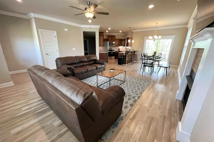 New Hot Tub Lake View King Suite FAST WiFi 75” TV - Image 1