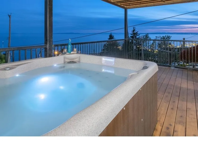 Suite with ocean view patio, three blocks to pier. - Image 1