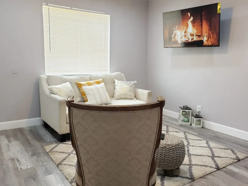 Cute, Cozy, Calm, Rare find - Image 1