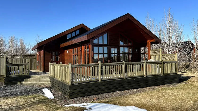 Large cabin with hot tub - Image 1