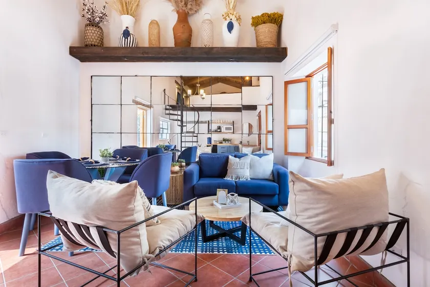 Luxurious Centrally-located Loft (2 bedrooms) - Image 1