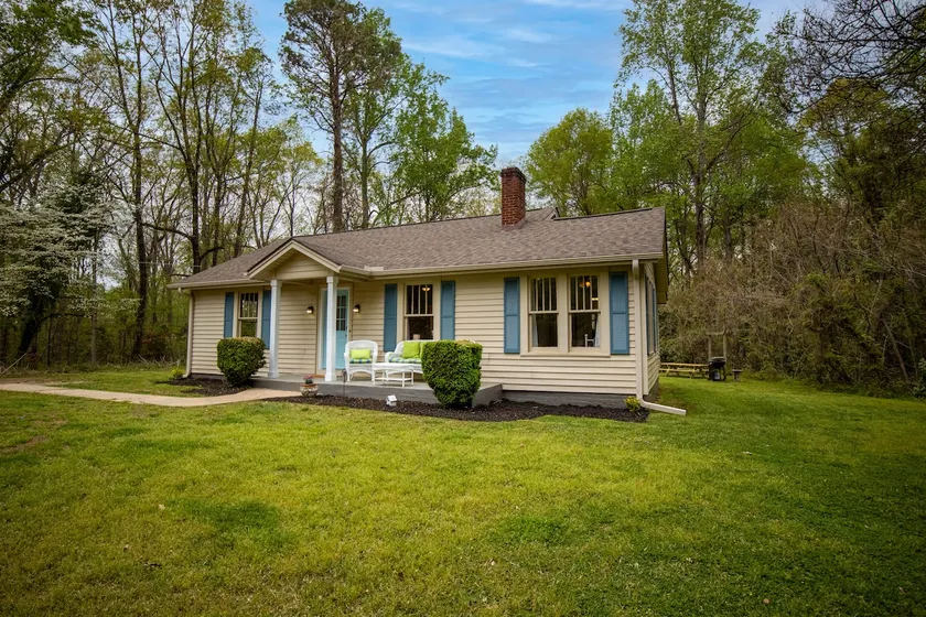 Family/pet-friendly with ACRES of outdoor space! - Image 1