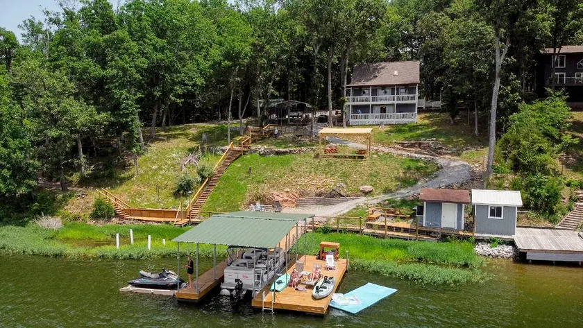 *Lakefront, amazing views - Image 1