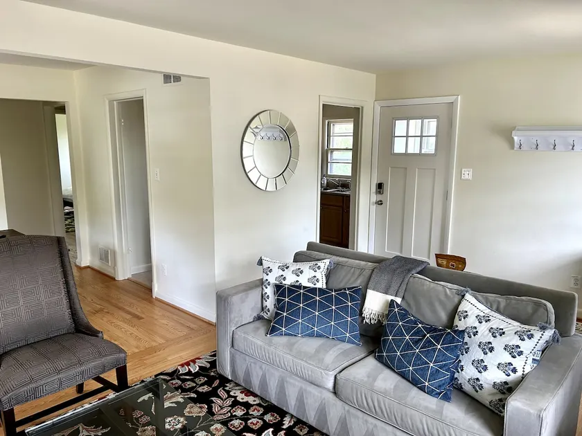 Sunny Hilltop 2-BR Top Floor in Arlington - Image 1