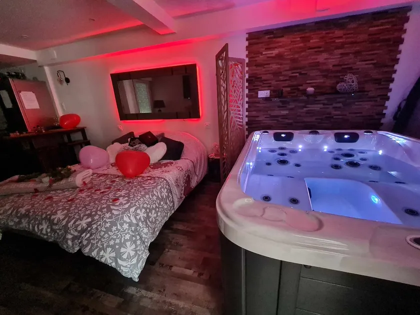 Luchon – St Mamet private apartment with hot tub - Image 1