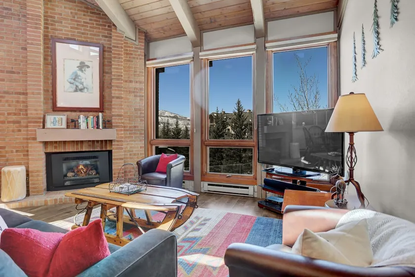 Rustic Ridgetop Retreat - Image 1