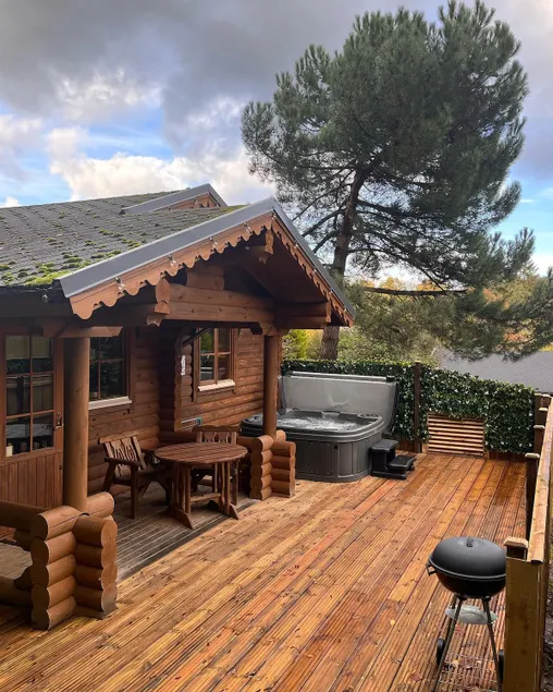 Romantic Log Cabin With Hot Tub - Image 1