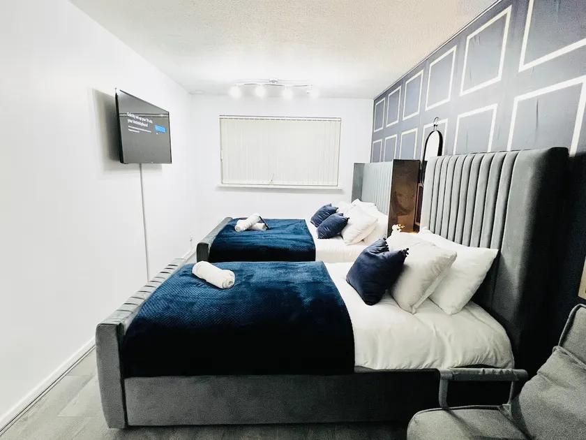 4 Bedrooms cosy home with free parkings - Image 1