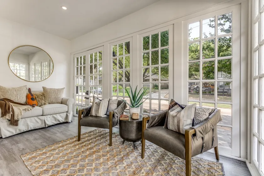 Luxury 1920 Downtown Bungalow - Image 1