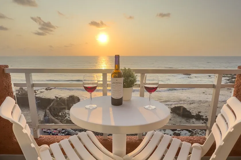 Ocean views, enjoy remote working while surfing - Image 1