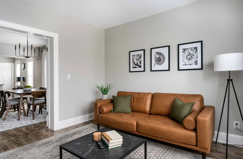 Modern 3 BDRM Luxury Upper Apartment - Image 1