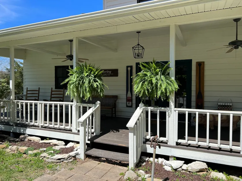 Old Southern - Lakefront - Dog friendly - Image 1