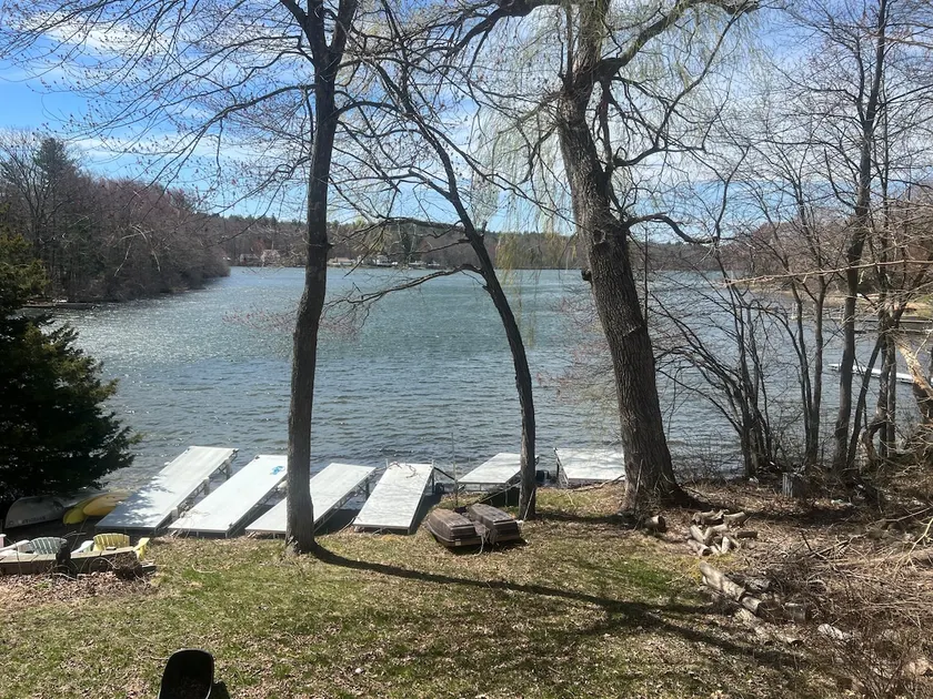 Charming lakeside cottage. - Image 1