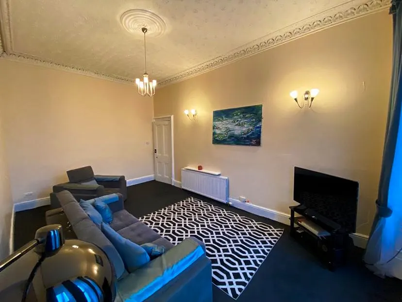 Paisley Pad Glasgow Gateway second floor flat - Image 1