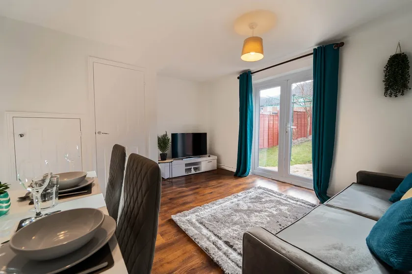 Modern Luxury 2 Bed Didcot Home with Free Parking - Image 1