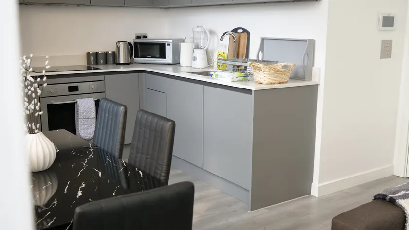 Stylish 2 bedrooms, 2 bathrooms with workspace in Milton Keynes - Image 1
