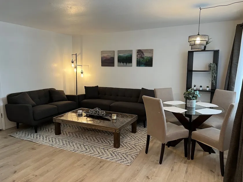 #10 Midtown 2 BR Top Floor Apt - Image 1