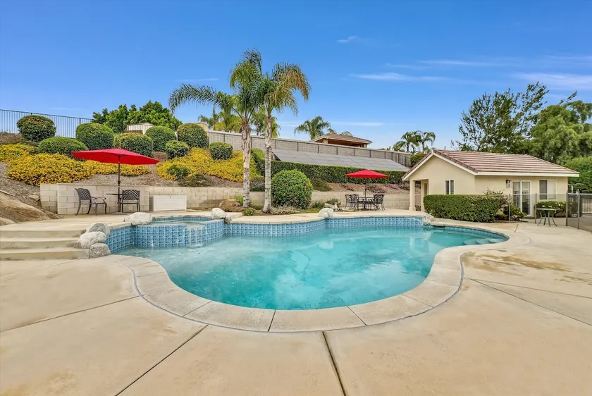 Stunning 8 bedroom, 5.5 bathroom pool house. - Image 1