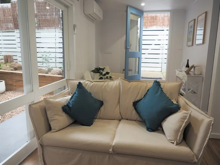 SeaSmith cosy studio with gourmet breakfast basket - Image 1