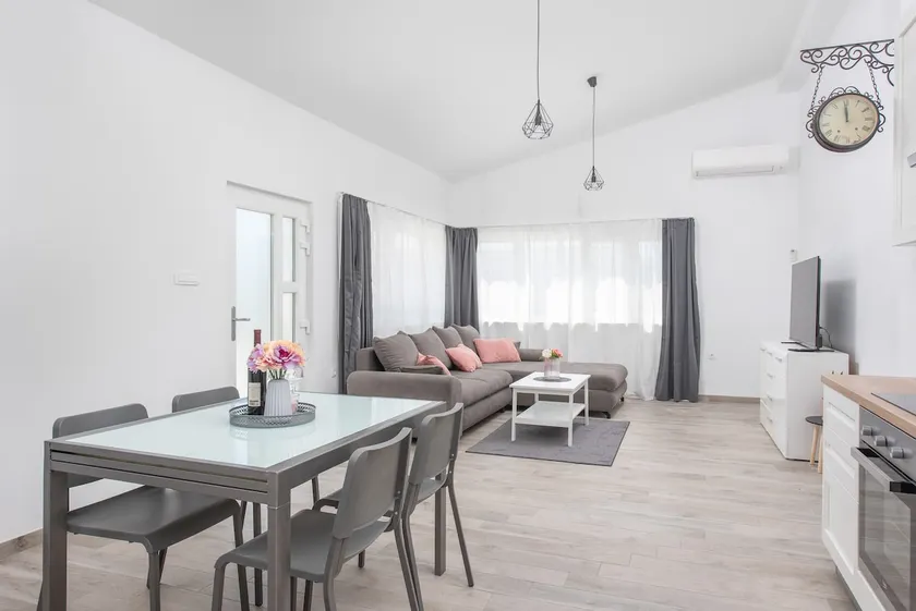 Guest house studio apartment - Image 1