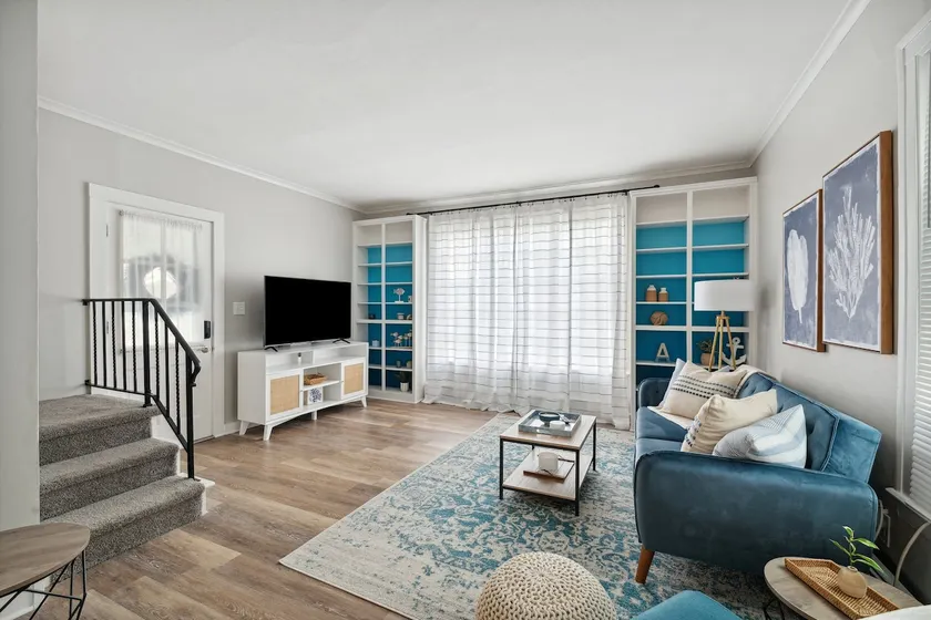 Nautical abode Uptown Maumee by River-BLUE Side! - Image 1
